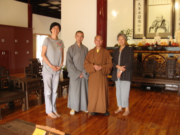 日本佛教信徒松本妙子居士在南普陀寺妙老塔前献花敬香、并到雁荡山能仁禅寺体验丛林生活(图8) 日本佛教信徒松本妙子居士在南普陀寺妙老塔前献花敬香、并到雁荡山能仁禅寺体验丛林生活(图8)