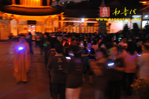 了法大和尚在厦门南普陀寺主持义工培训圆满日传灯法会(图26)