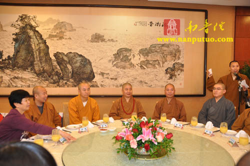 南普陀寺设宴答谢水陆法会内外坛法师及诸功德主(图1)