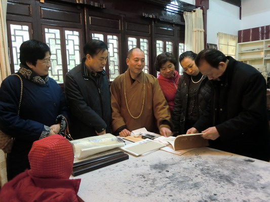 福建省三明市书画院院长黄文渊先生及其亲属拜访本寺方丈了法大和尚(图2) 福建省三明市书画院院长黄文渊先生及其亲属拜访本寺方丈了法大和尚(图2)