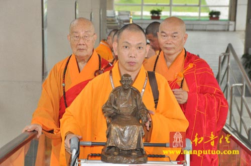 印顺导师舍利回归迎奉法会交接仪式在南普陀寺隆重举行(图2)