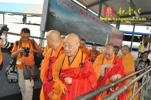 印顺导师舍利回归迎奉法会交接仪式在南普陀寺隆重举行(图1)