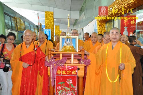 印顺导师舍利回归迎奉法会交接仪式在南普陀寺隆重举行(图8)