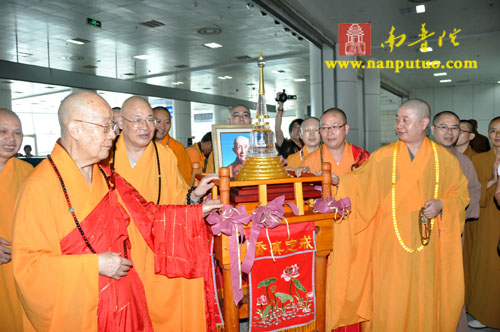 印顺导师舍利回归迎奉法会交接仪式在南普陀寺隆重举行(图6)