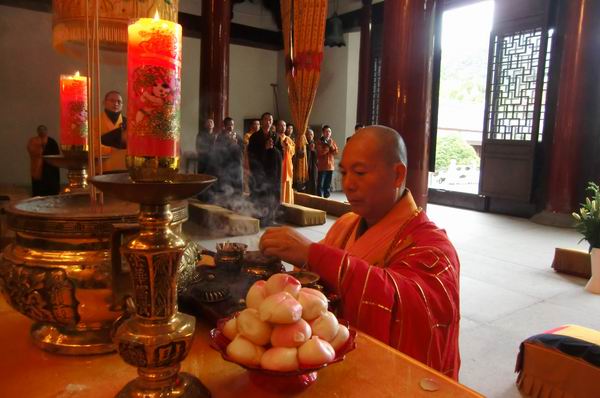 宁波天童禅寺方丈诚信大和尚到雁荡山能仁寺参访(图1)