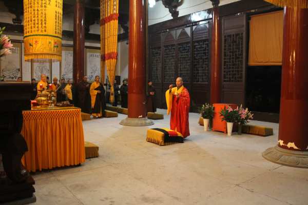 雁荡山能仁寺举行佛七共修法会，了法大和尚开讲《佛说阿弥陀经》(图1)