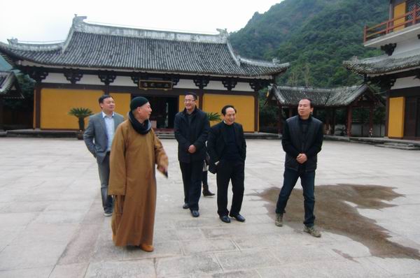 雁荡镇党委书记陈万钦在陈松清先生的陪同下参观能仁寺(图2)