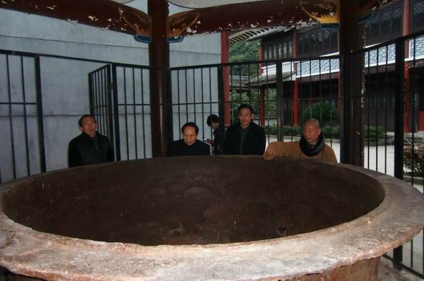 雁荡镇党委书记陈万钦在陈松清先生的陪同下参观能仁寺(图3)
