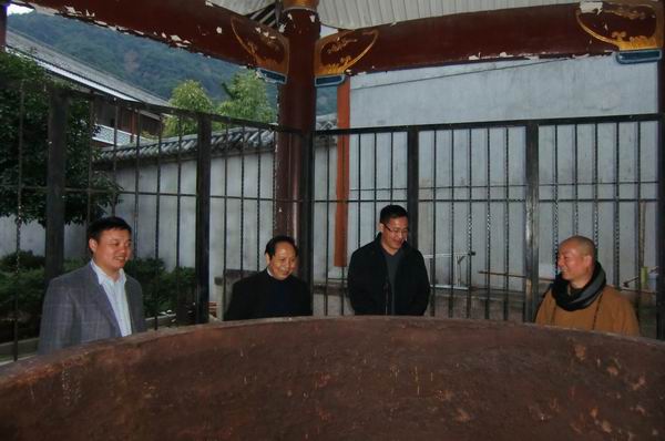 雁荡镇党委书记陈万钦在陈松清先生的陪同下参观能仁寺(图4)