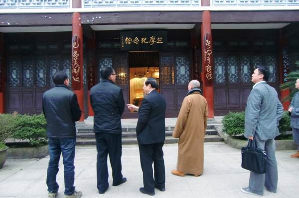 雁荡镇党委书记陈万钦在陈松清先生的陪同下参观能仁寺(图6)
