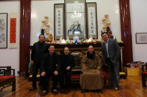 雁荡镇党委书记陈万钦在陈松清先生的陪同下参观能仁寺(图8)