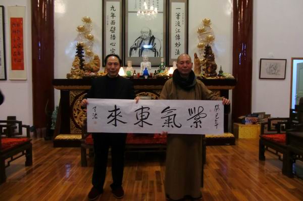 雁荡镇党委书记陈万钦在陈松清先生的陪同下参观能仁寺(图12)
