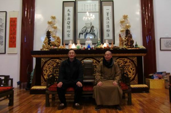 雁荡镇党委书记陈万钦在陈松清先生的陪同下参观能仁寺(图13)