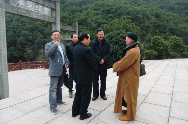 雁荡镇党委书记陈万钦在陈松清先生的陪同下参观能仁寺(图1)