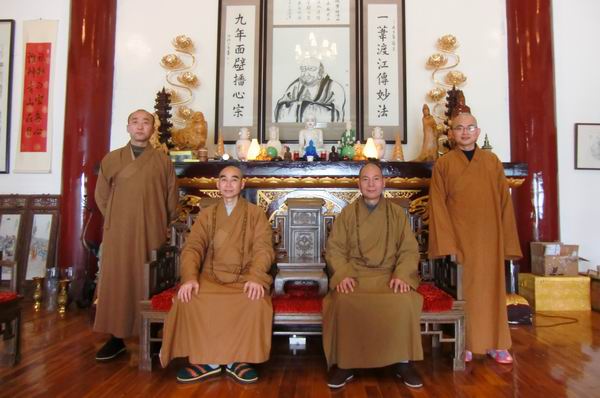 天童禅寺方丈诚信大和尚等一行拜访本寺方丈了法大和尚(图1)