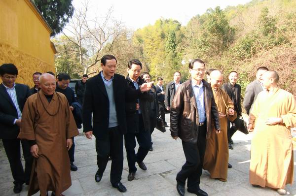 温州市委常委、统战部部长陈作荣一行在乐清市林晓峰市长、杨书元副主任的陪同下莅临雁荡山能仁寺调研(图2)