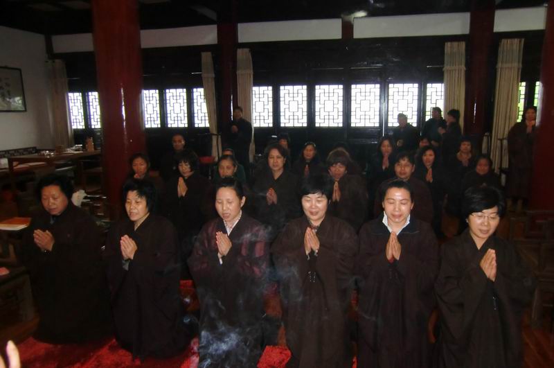 雁荡山能仁寺方丈了法大和尚给信徒传授八关斋戒(图2)