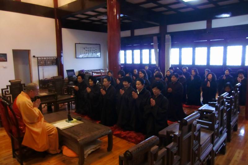 雁荡山能仁寺方丈了法大和尚给信徒传授八关斋戒(图5)