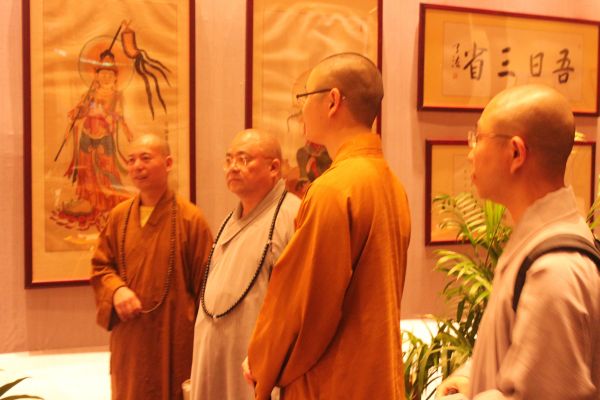 台湾法鼓山方丈果东大和尚参观了法大和尚的书画展(图2)