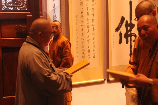 台湾法鼓山方丈果东大和尚参观了法大和尚的书画展(图3)