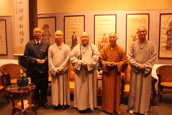 台湾法鼓山方丈果东大和尚参观了法大和尚的书画展(图6)