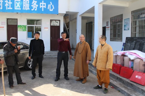 雁荡山能仁寺方丈了法大和尚到能仁村社区服务中心慰问周边困难户(图1)