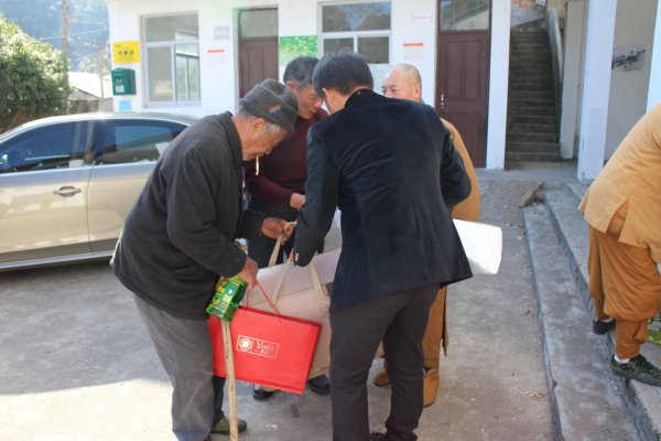 雁荡山能仁寺方丈了法大和尚到能仁村社区服务中心慰问周边困难户(图8)