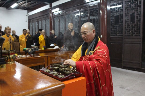 了法大和尚带领雁荡山能仁寺僧众举行除夕诵戒法会(图3)