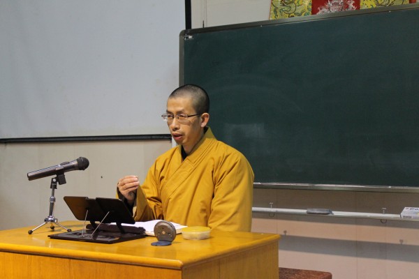 雁荡山能仁寺常住宗廷法师在能仁养正院继续开讲《大乘五蕴论》(图1)