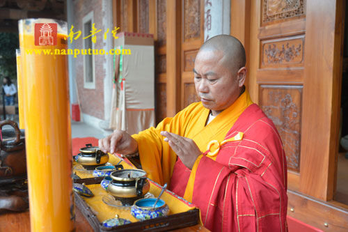 厦门南普陀寺水陆大斋胜会内坛举行发符、悬幡仪式(图2) 厦门南普陀寺水陆大斋胜会内坛举行发符、悬幡仪式(图2)