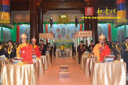 厦门南普陀寺水陆大斋胜会内坛举行发符、悬幡仪式(图16) 厦门南普陀寺水陆大斋胜会内坛举行发符、悬幡仪式(图16)