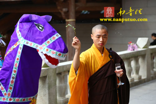 厦门南普陀寺水陆大斋胜会内坛举行发符、悬幡仪式(图22) 厦门南普陀寺水陆大斋胜会内坛举行发符、悬幡仪式(图22)