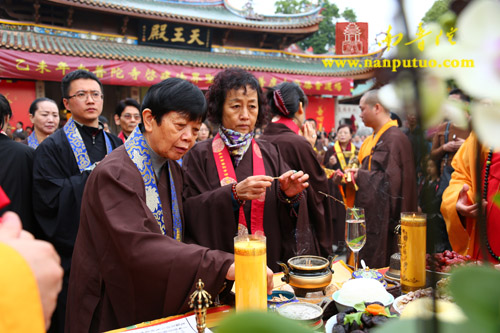 厦门南普陀寺水陆大斋胜会内坛举行发符、悬幡仪式(图27) 厦门南普陀寺水陆大斋胜会内坛举行发符、悬幡仪式(图27)