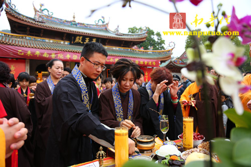 厦门南普陀寺水陆大斋胜会内坛举行发符、悬幡仪式(图28) 厦门南普陀寺水陆大斋胜会内坛举行发符、悬幡仪式(图28)