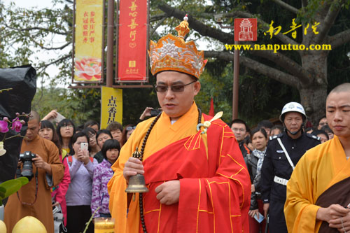 厦门南普陀寺水陆大斋胜会内坛举行发符、悬幡仪式(图29) 厦门南普陀寺水陆大斋胜会内坛举行发符、悬幡仪式(图29)