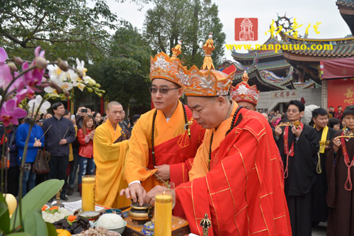 厦门南普陀寺水陆大斋胜会内坛举行发符、悬幡仪式(图26) 厦门南普陀寺水陆大斋胜会内坛举行发符、悬幡仪式(图26)
