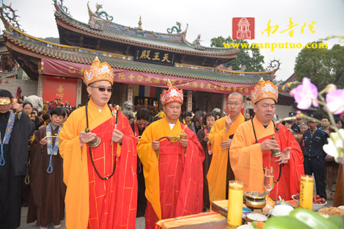 厦门南普陀寺水陆大斋胜会内坛举行发符、悬幡仪式(图33) 厦门南普陀寺水陆大斋胜会内坛举行发符、悬幡仪式(图33)