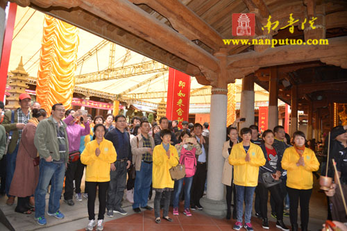 厦门南普陀寺水陆大斋胜会内坛举行发符、悬幡仪式(图35) 厦门南普陀寺水陆大斋胜会内坛举行发符、悬幡仪式(图35)