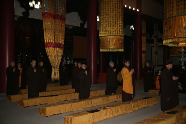 雁荡山能仁寺僧众举行除夕夜诵戒法会(图1)