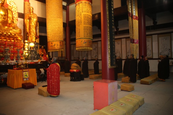雁荡山能仁寺僧众举行除夕夜诵戒法会(图2)