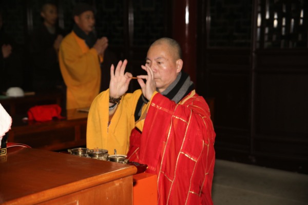 雁荡山能仁寺僧众举行除夕夜诵戒法会(图3)