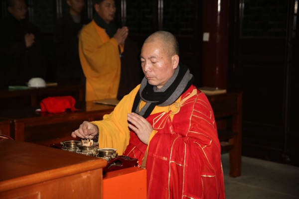 雁荡山能仁寺僧众举行除夕夜诵戒法会(图4)