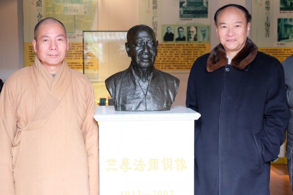 温州市委统战部潘一新副部长陪同世界企业家联合会荣誉主席马津龙教授暨东盟温商联合总会总干事莅临雁荡山能仁寺参观访问(图1)