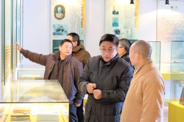 温州市委统战部潘一新副部长陪同世界企业家联合会荣誉主席马津龙教授暨东盟温商联合总会总干事莅临雁荡山能仁寺参观访问(图3)
