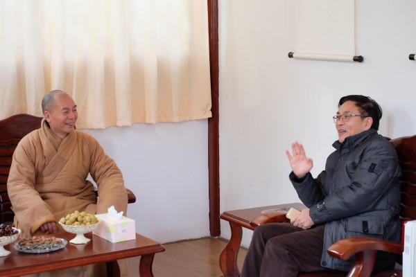 温州市委统战部潘一新副部长陪同世界企业家联合会荣誉主席马津龙教授暨东盟温商联合总会总干事莅临雁荡山能仁寺参观访问(图6)
