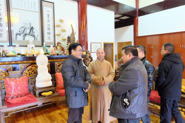 温州市委统战部潘一新副部长陪同世界企业家联合会荣誉主席马津龙教授暨东盟温商联合总会总干事莅临雁荡山能仁寺参观访问(图13)
