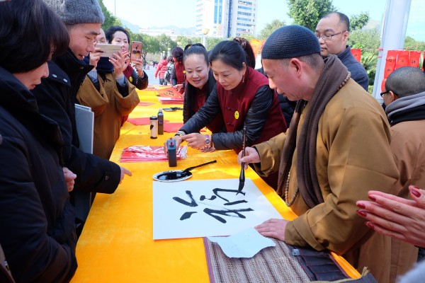 乐清市佛协组织部分法师为乐清市民送春节祝福活动(图1)