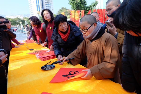 乐清市佛协组织部分法师为乐清市民送春节祝福活动(图5)