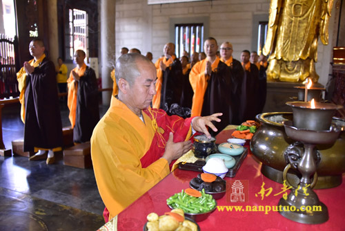 思亲报恩，祭奠先贤——南普陀寺、闽南佛学院举行清明扫塔上供祭祖法会(图1)