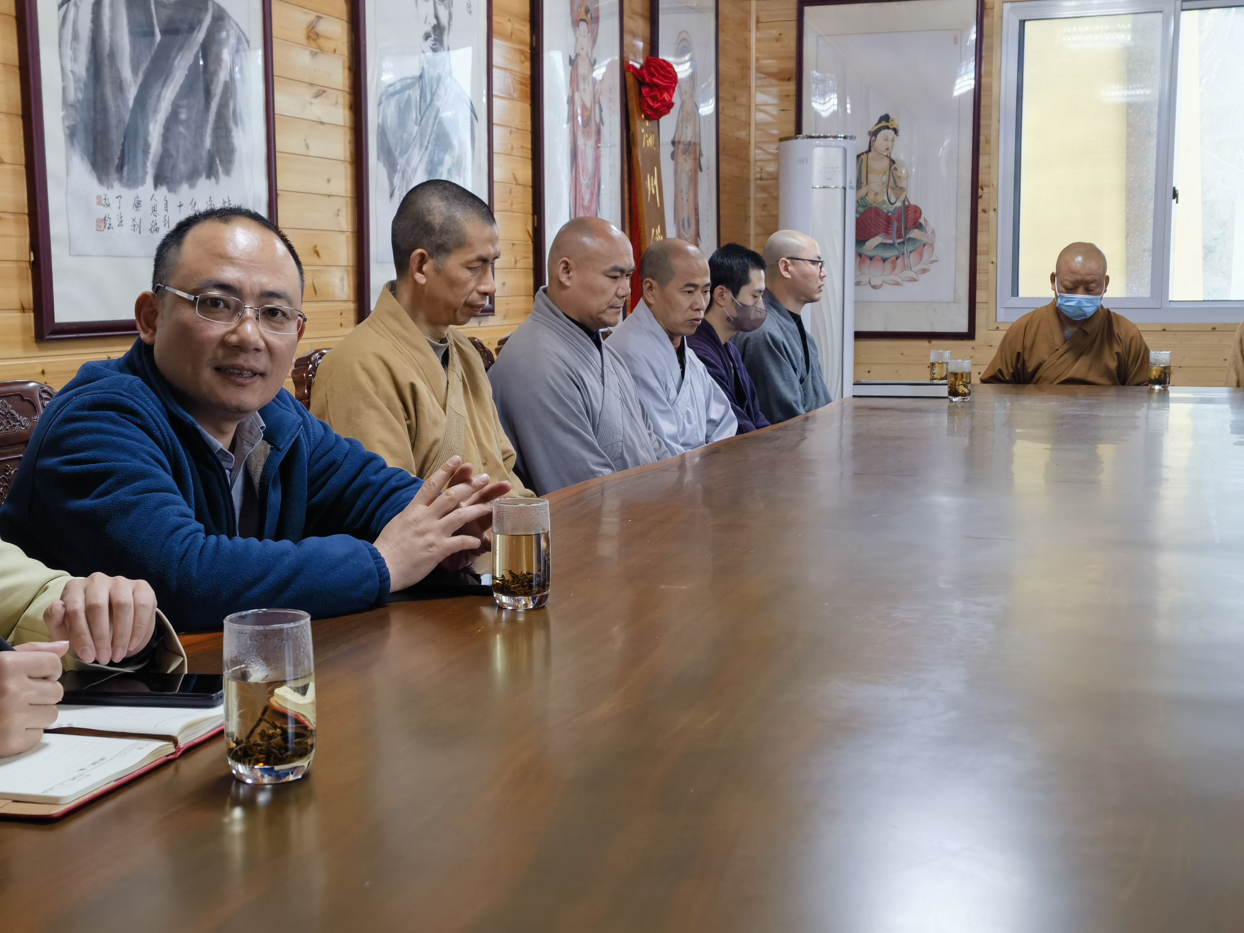 雁荡山能仁寺僧众深入学习贯彻全国两会精神(图3)